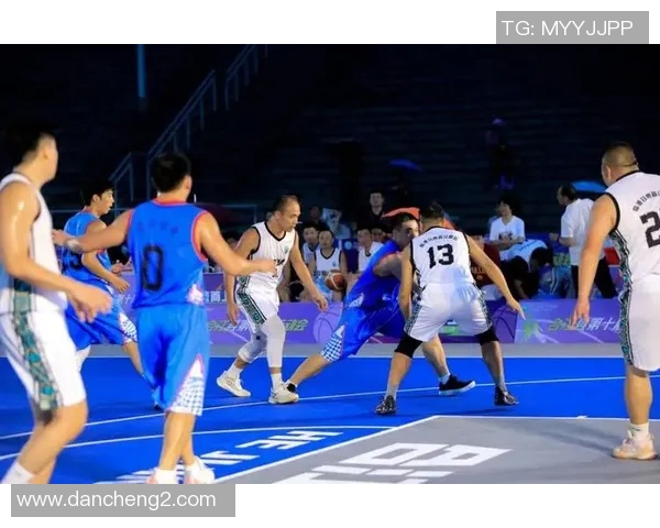 方硕在篮球赛场上的崛起与挑战解析，展现运动员的奋斗精神与团队合作的重要性