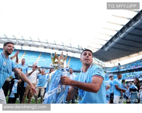 曼联击败曼城，提前锁定英超冠军，朱鲁大腿下课，球迷狂喜！