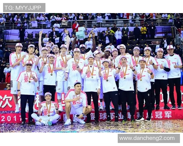 男篮全明星周末激烈角逐，年轻球员展现出色表现